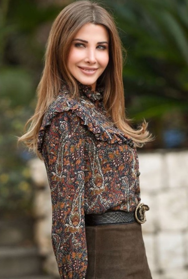 اراء المتابعين ونقاد الموضة انقسمت بين من أُعجب بهذه الاطلالة ومن اعتبر انها لا تليق بنانسي