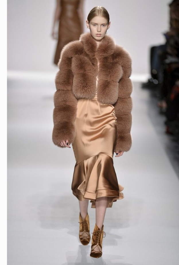 كيف تختارين هذا الشتاء جاكيتات فرو للفساتين