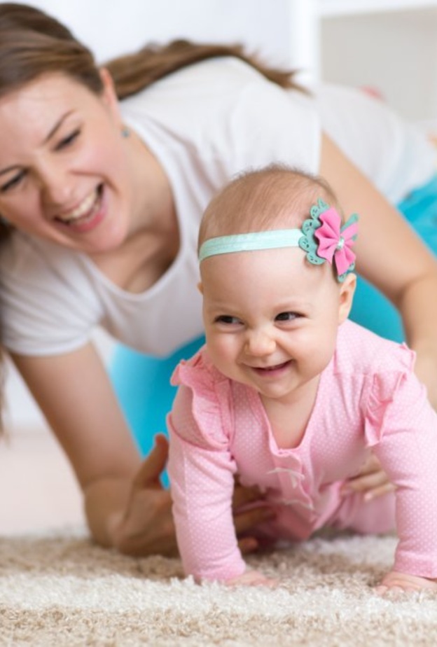 مرحلة الزحف هي مرحلة استكشافية محورية تأسيسية تختلف من طفل لآخر وليست حركات عشوائية يستهان بها