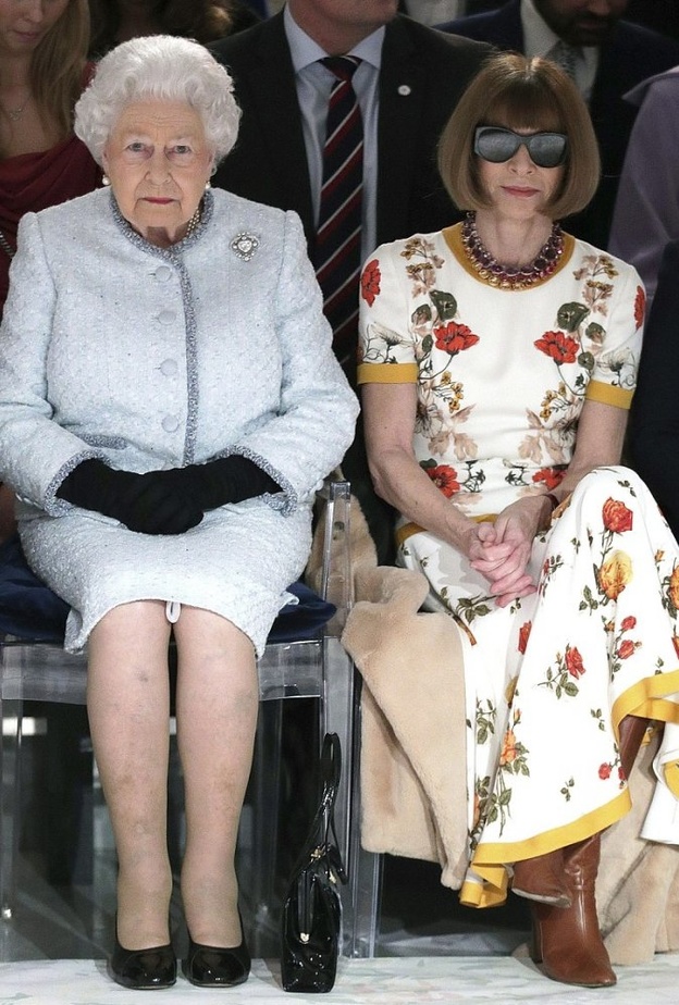 ملكة بريطانيا مفاجأة أسبوع الموضة في لندن