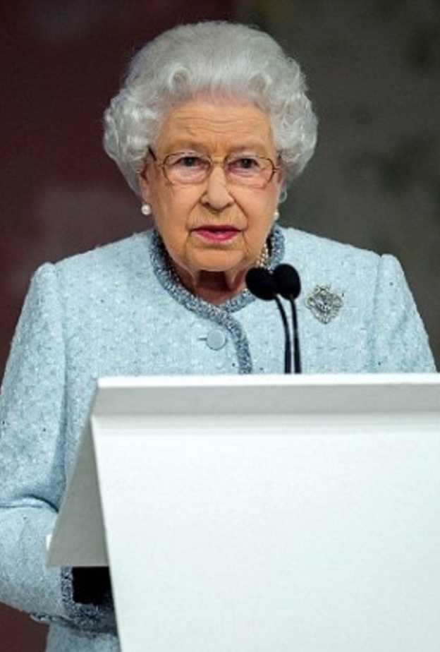 الملكة تقدّم الجائزة للمصمم البريطاني