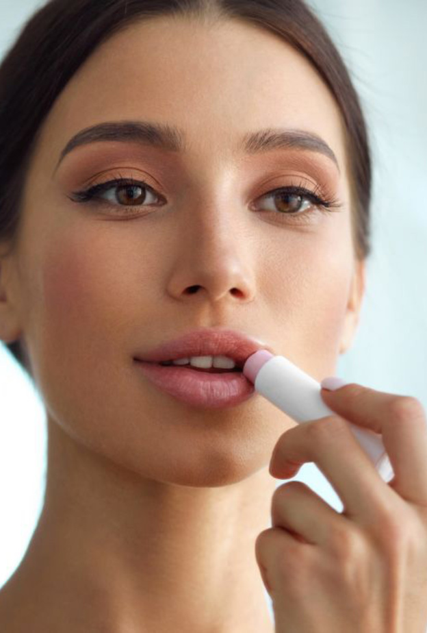 اتبعي الخطوات التالية لشفايف أجمل