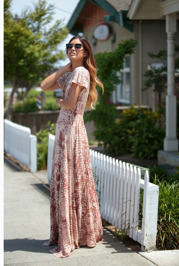 نسقي فستان ناعم طويل مع حذاء رياضي لاطلالة صباحية