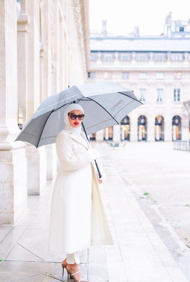 دائما ماتختار دلال الحجاب الأبيض