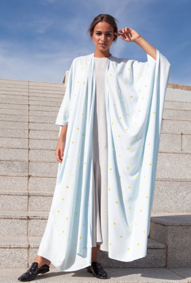 أبرز تصاميم العبايات الملونة والملائمة للسفر بأسلوب أنيق