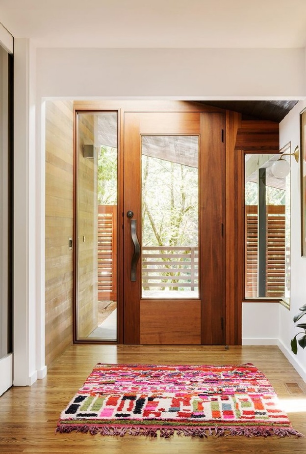 ديكور مدخل المنزل يتألق بجمال الخشب و تصاميمه