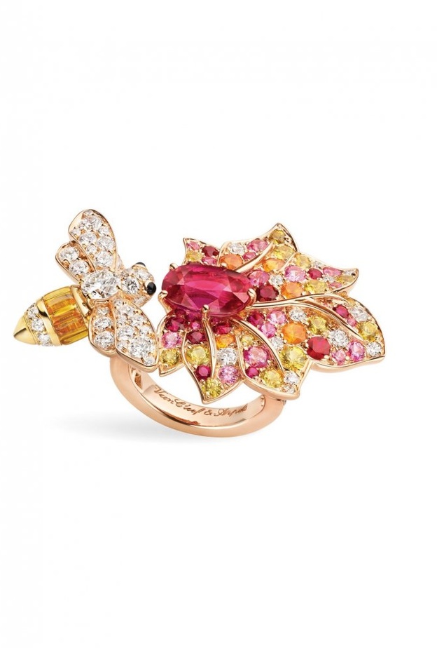 خاتم ديور من الذهب والماس والأوبال.