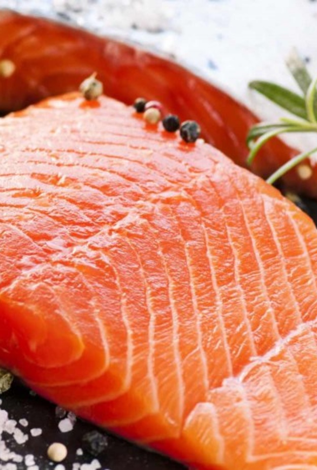 فوائد السلمون في الوقاية من سرطان الثدي 