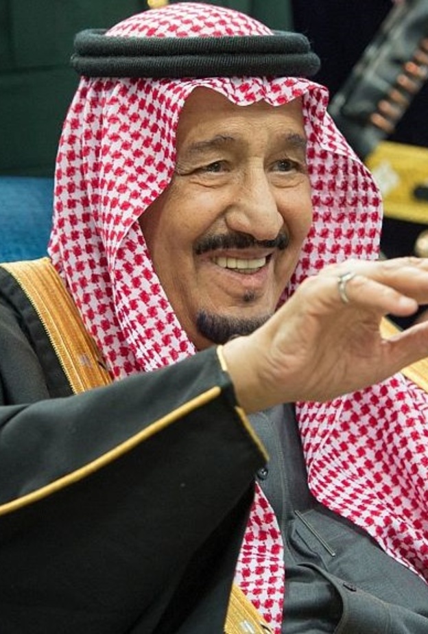 خادم الحرمين الشريفين الملك سلمان بن عبدالعزيز آل سعود يشارك في العرضة السعودية