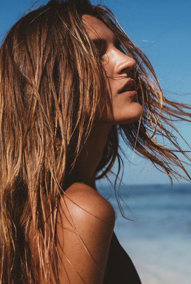 ننصحك بتطبيق طبقة خفيفة من البلسم أثناء السباحة