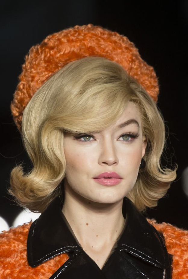 صيحة الايلاينر الاسود من Moschino