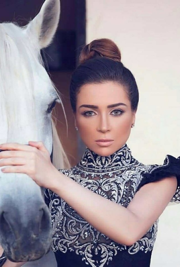 مي عز الدين والحصان