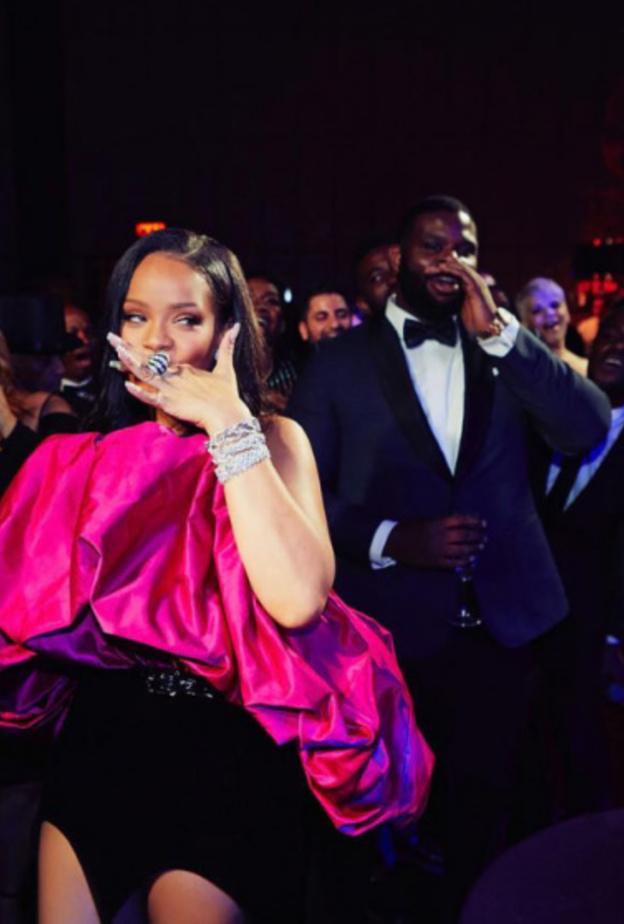 أكملت اللوك بأقراط من الالماس والياقوت واساور وخواتم بارزة من الالماس