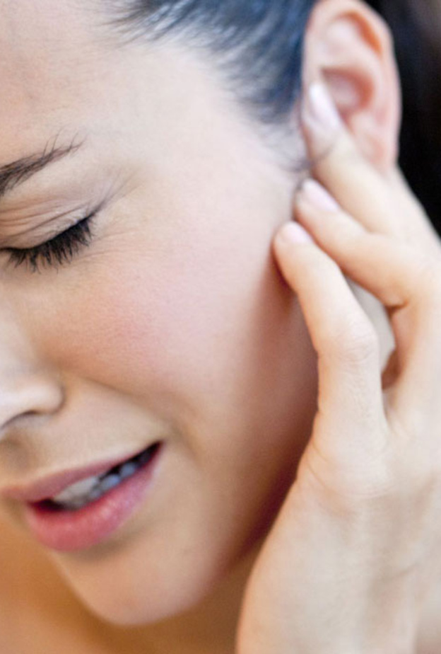 التهاب الأذن الوسطى سببه عيوب خلقية.