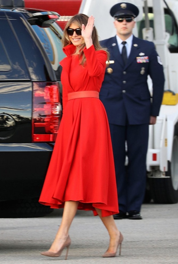 ميلانيا ترامب اختارت فستان احمر مستقيم بتوقيع Valentino