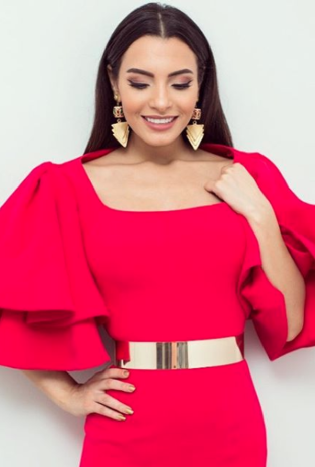 اطلالة لافتة لكارمن سليمان في فستان باللون الأحمر