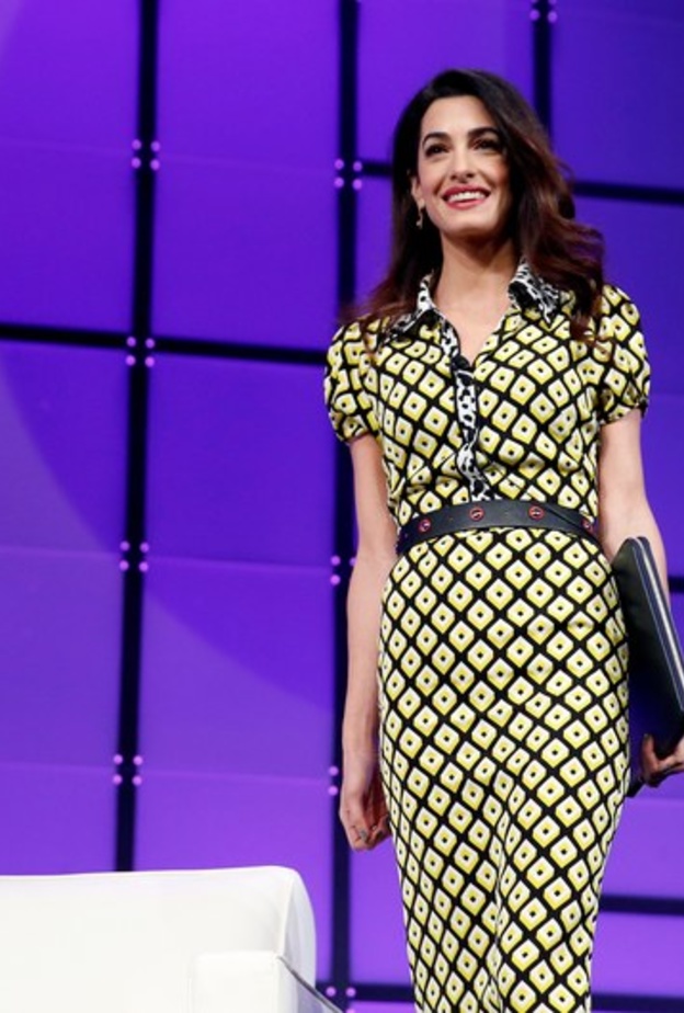 امل كلوني ‏Amal Clooney‏ ترتدي فستان مستقيم مع المربعات الصفراء من توقيع ديان فون فورستنبرغ ‏DIANE VON FURSTENBERG