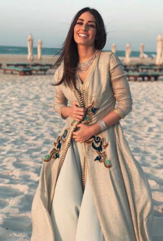 لوك عصري من قماش الجلد الأسود نسقته هبة طوجي