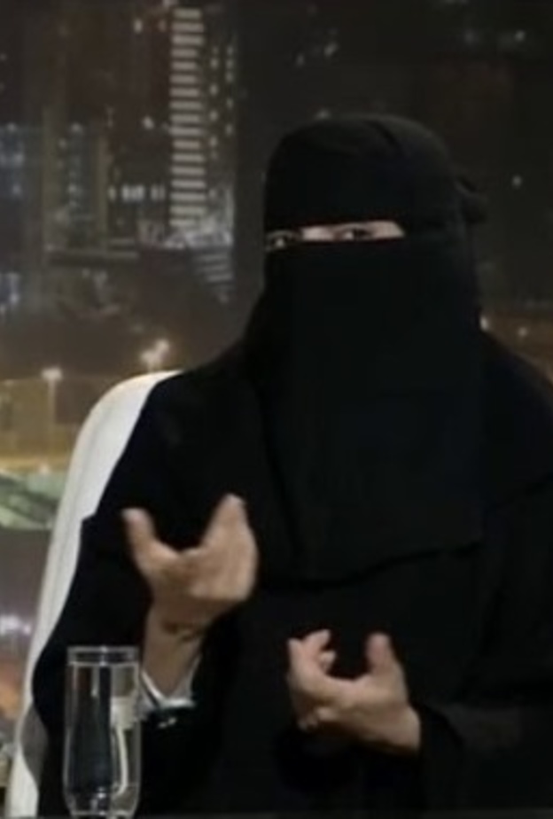 تقتني مها عبدالعزيز الادوات الخاصة بالمهن اليدوية