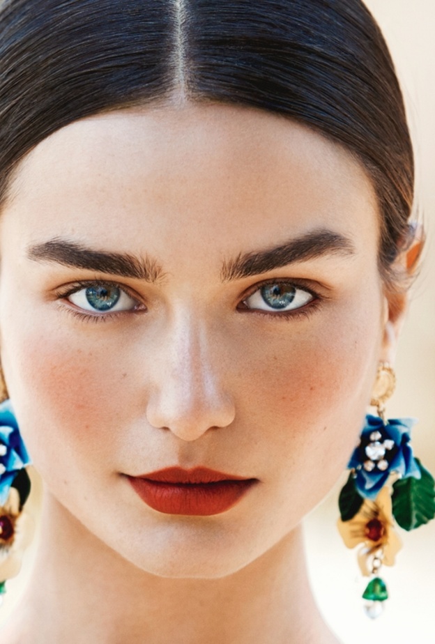 يمكن لصاحبات الوجه البيضاوي، اختيار أي رسمة للحواجب