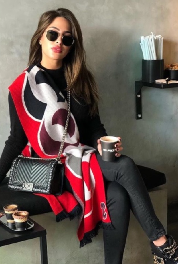 تميل آسيا عاكف في اختياراتها للأزياء المريحة