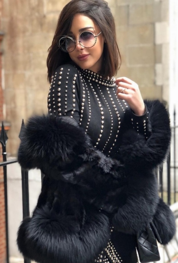 جاكيت عصرية فاخرة وطويلة مع الشراريب من اختيار بسمة بوسيل