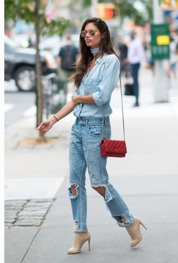 قميص الجينز يناسب البنطلون الأبيض بطريقة مثالية