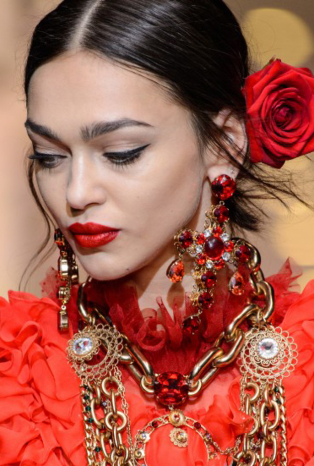 تسريحات شعر ويفي عصري في عرض دولتشي اند غابانا