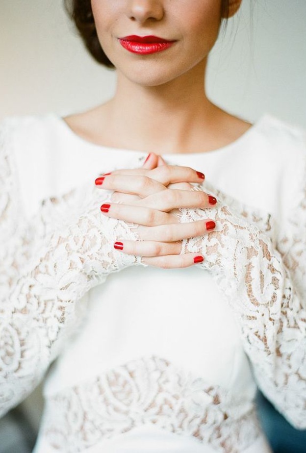 جرأة اللون الاحمر على الاظافر يوم الزفاف.