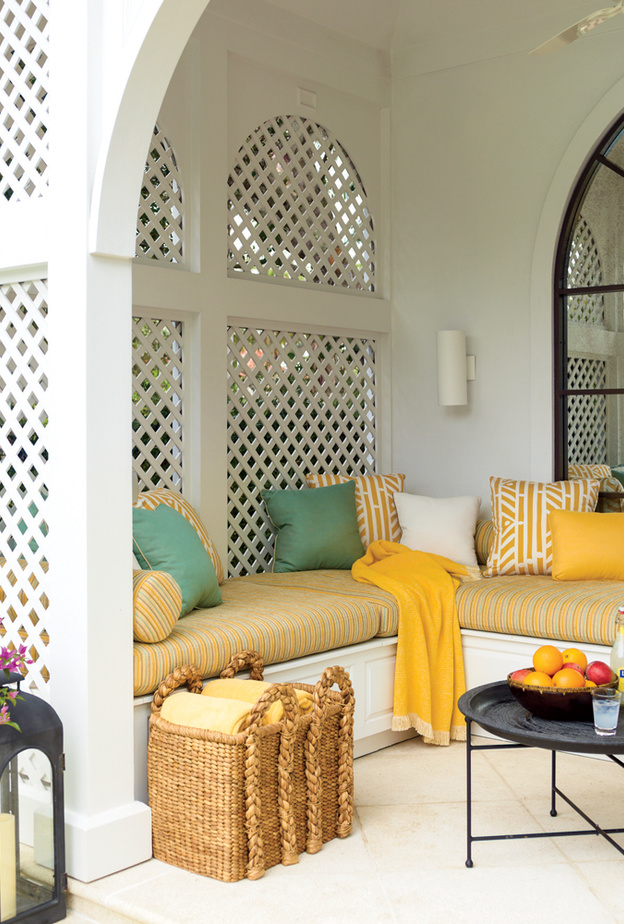 ألوان ترابية للجلسات الخارجية تناسب ديكور الحدائق