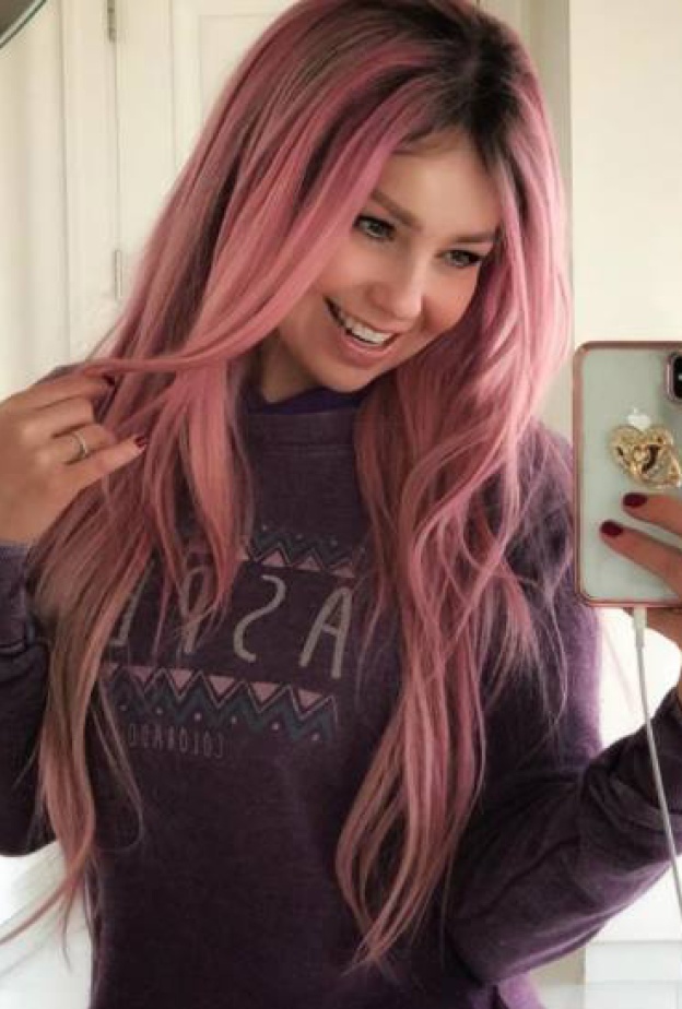 حمى الشعر الوردي تنتقل من كيم كاردشيان إلى النجمة المكسيكية تاليا !