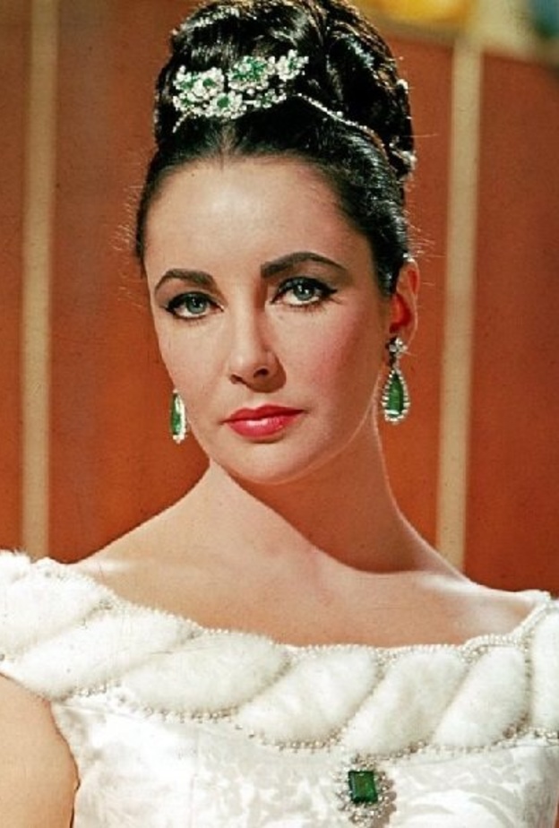 قلادة من بولغاري هدية من زوجها ريتشارد بيرتون