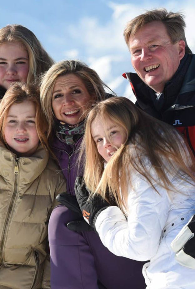 ظهرت الملكة ماكسيما في الصور بابتسامة عريضة كعادتها وكانت ترتدي سترة تزلج أنيقة باللون الأرجواني