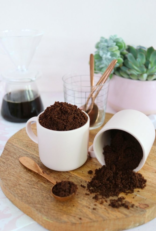 قبل وضع سكراب القهوة استخدمي الفرشاة الجافة في تقشير طبقة الخلايا الميتة المتراكمة على سطح البشرة