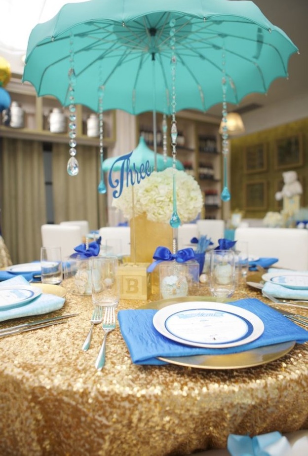 مظلات بيضاء بسيطة وانيقة