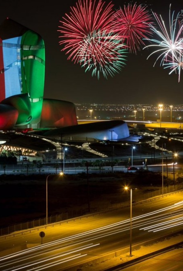 مركز الملك عبدالعزيز الثقافي العالمي إثراء مزين بعلم الكويت