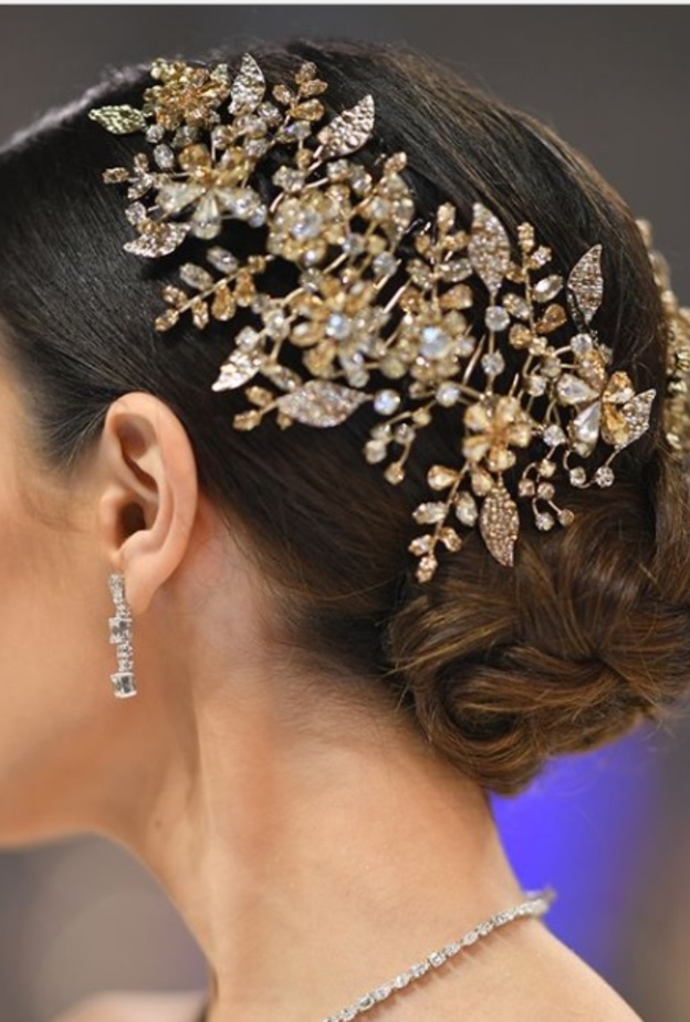 تسريحة ناعمة جدا مع الاكسسوار الكريستالي من الأمام