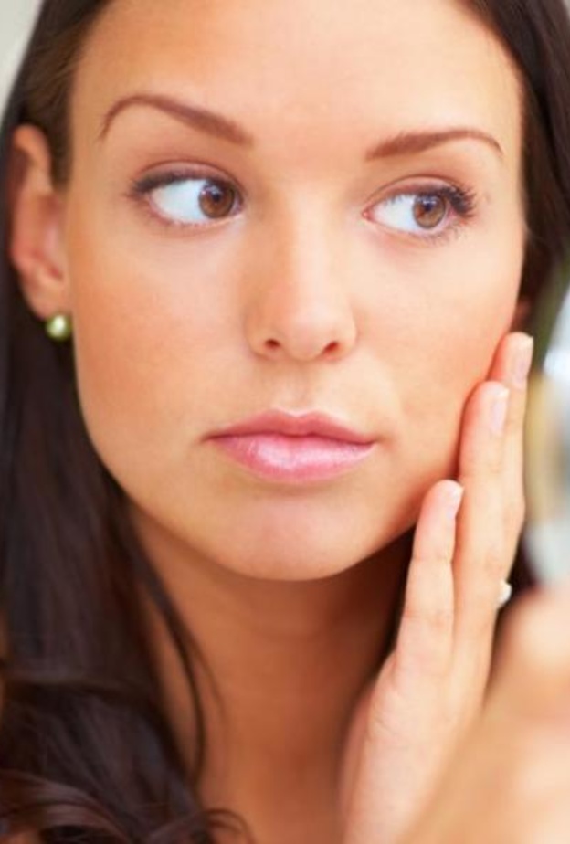  انتفاخ الوجه عند الاستيقاظ من النوم يسببه خلل الغدة الدرقية