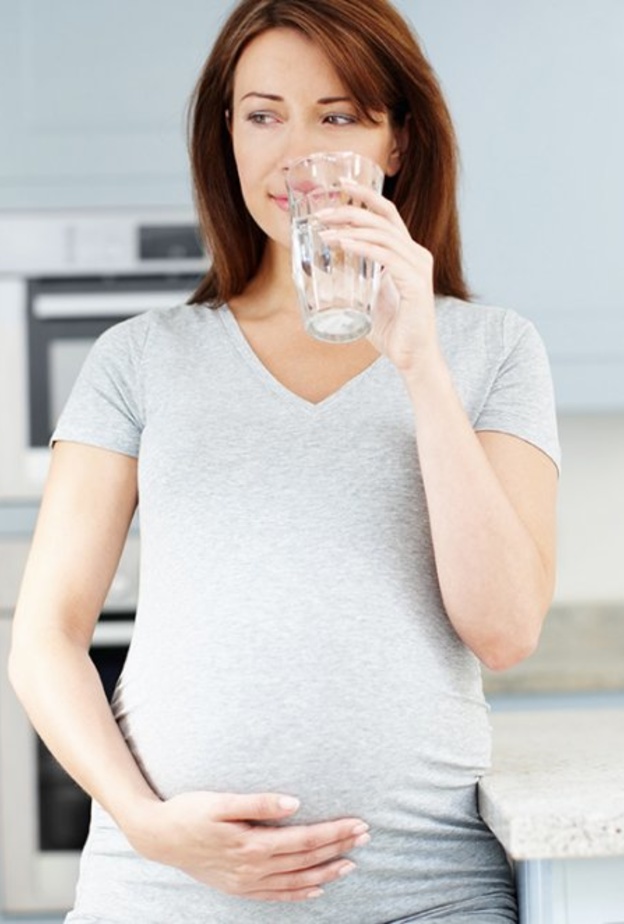 تناولي الماء بكميات قليلة على دفعات كثيرة على مدار اليوم للتغلب على الجفاف وليس العكس