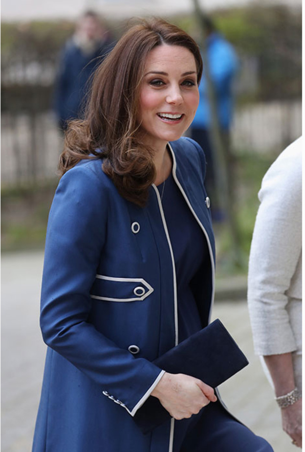 كيت ميدلتون تقابل المرأة التي ساعدتها في ولادة الأميرة تشارلوت