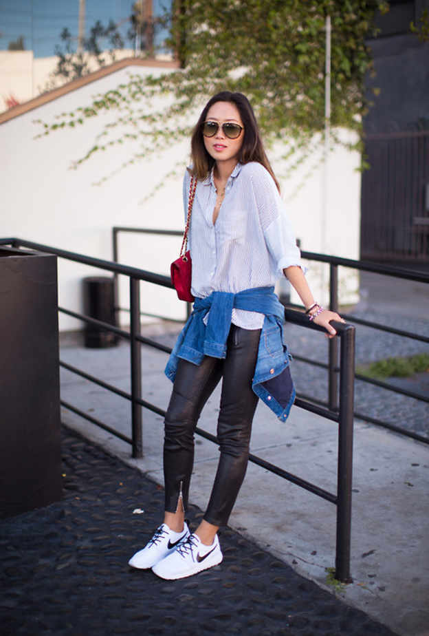 أناقة شبابية تضمنينها مع الأحذية الرياضية البيضاء