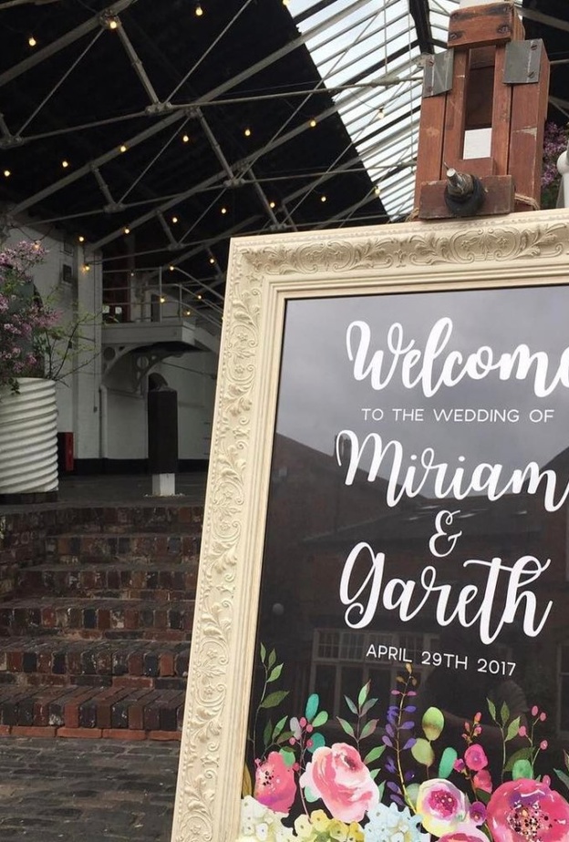 المرايا الكبيرة و الستائر تزين مدخل قاعة حفلات الزفاف