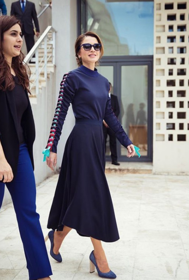 الملكة رانيا خلال افتتاح المعرض المتنقل للتكنولوجيا المستجدة