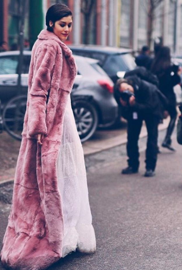 جاكيت أسود مزين بالمسامير الفضية اختارته لانا الساحلي