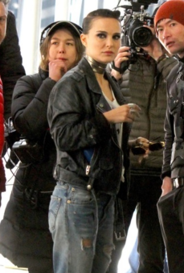 هل تعرفتم عليها؟ إنها ناتالي بورتمان خلال تصوير فيلمها الجديد Vox Lux