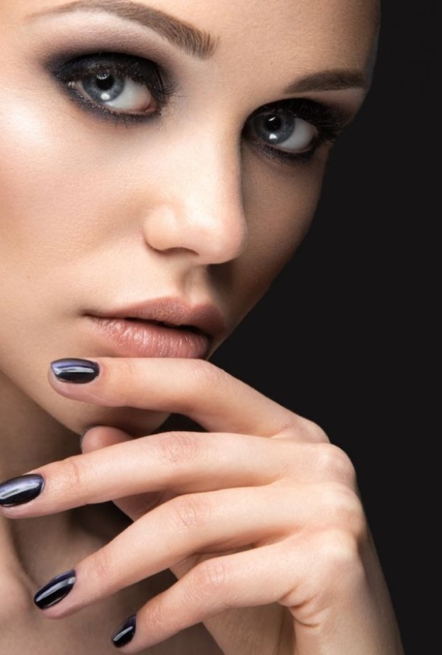 اختاري ألوان مناكير داكنة