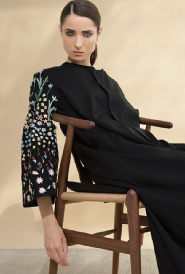 عباية منقوشة بالورود بلون ناعم من موزان