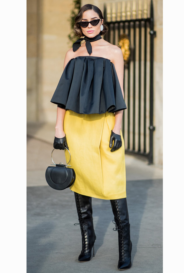 كريسي تايغين ‏Chrissy Teigen‏ بفستان شبابي مطبع بالزخرفات من دار ‏Balenciaga‏