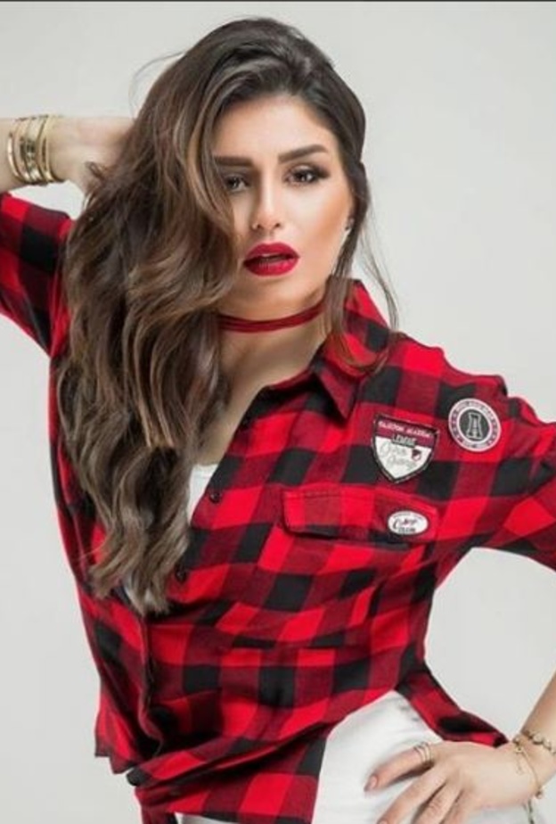 منة فضالي بالشورت