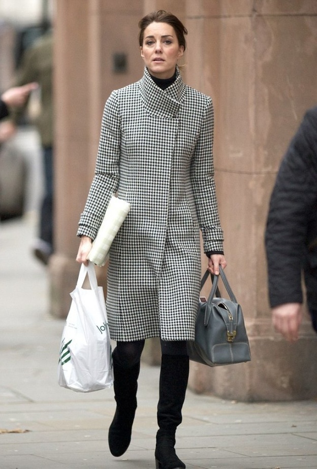 متألقة بمعطف انيق من مجموعة Reiss بطبعة الكارو الاسود والابيض مع جزمة عالية من دون كعب وحقيبة كبيرة